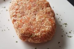 Kip of rund/varken hamburger met wortelen