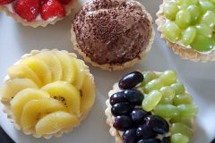 Fruittaartjes van koekjes bodem of bladerdeeg