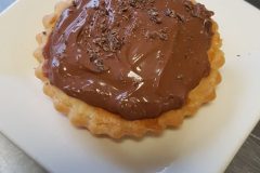 Klein chocomousse taartje met bodem van bladerdeeg